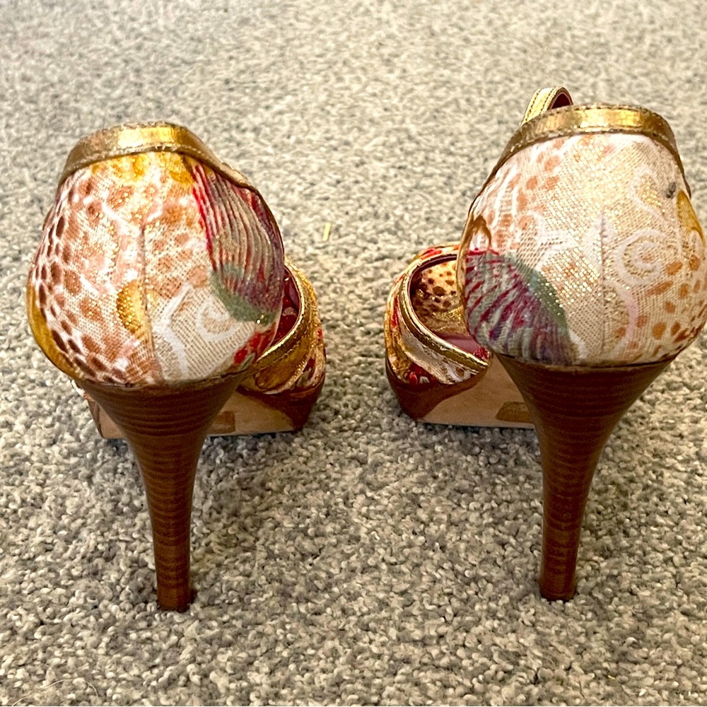 ALDO BARELY WORN SIZE 38 GOLD ACCENT PUMPS - Picture 4 of 8